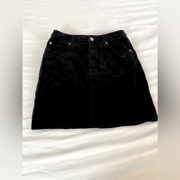 Black Velvet mini Skirt - H&M - Size 6 - with pockets - Picture 3 of 6